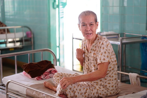 Bà Mót tươi cười khi đón khách. Ảnh: Đăng Tuấn.