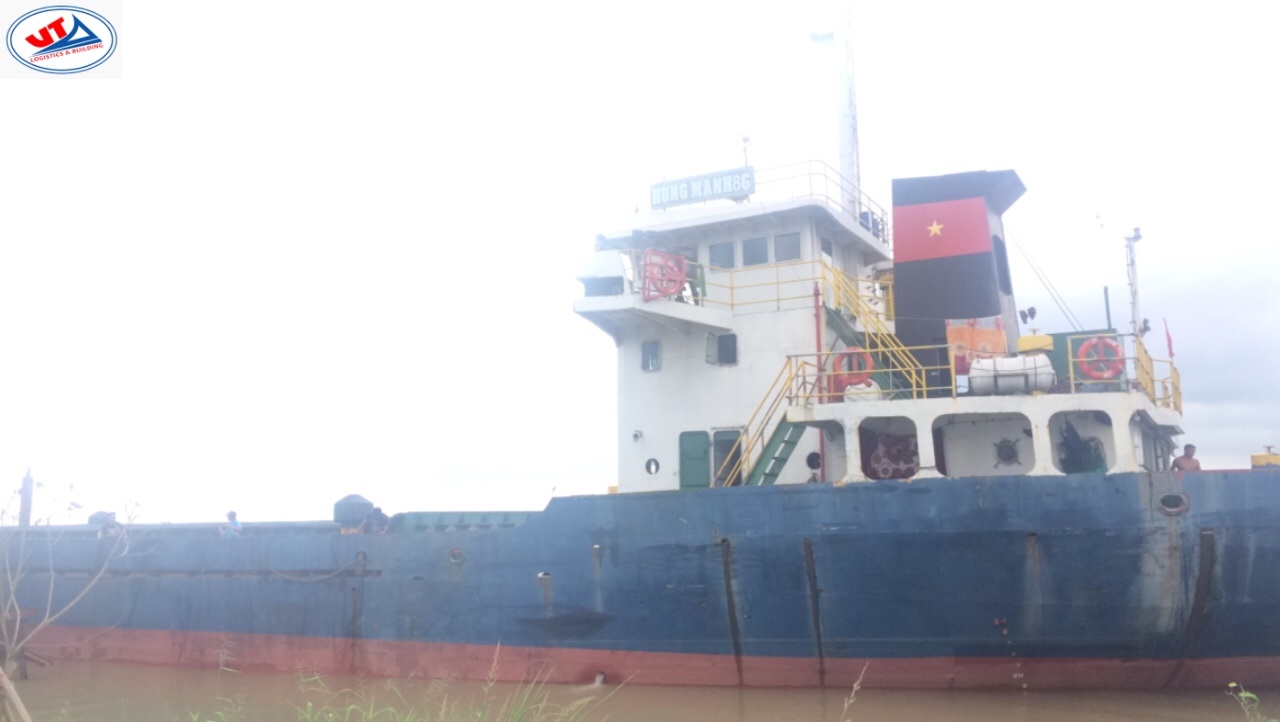 Tầu khô đậu Hùng Mạnh 86 cảng Huy Văn