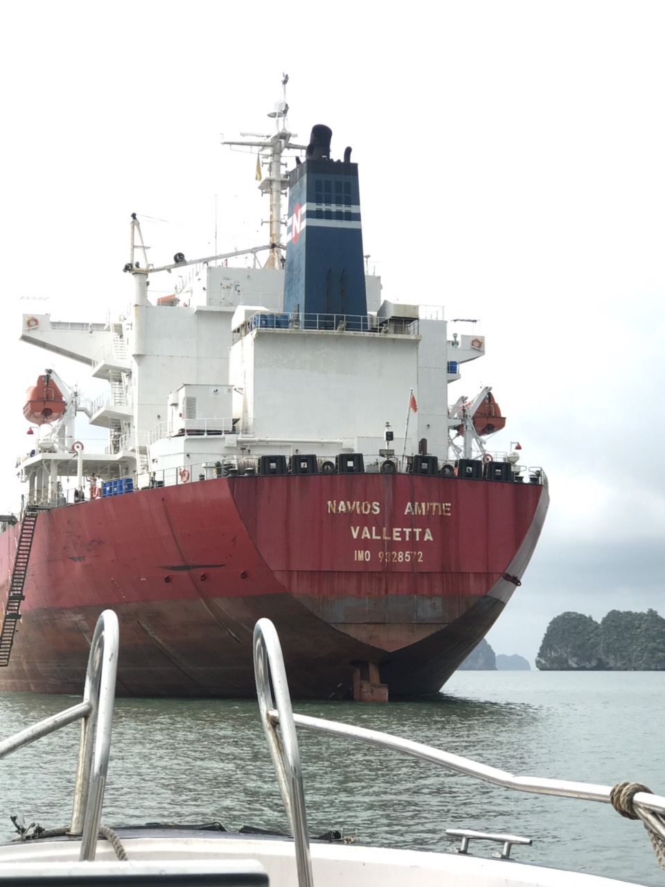 Tàu NAVIOS AMITIE khô đậu cảng Cái Lân
