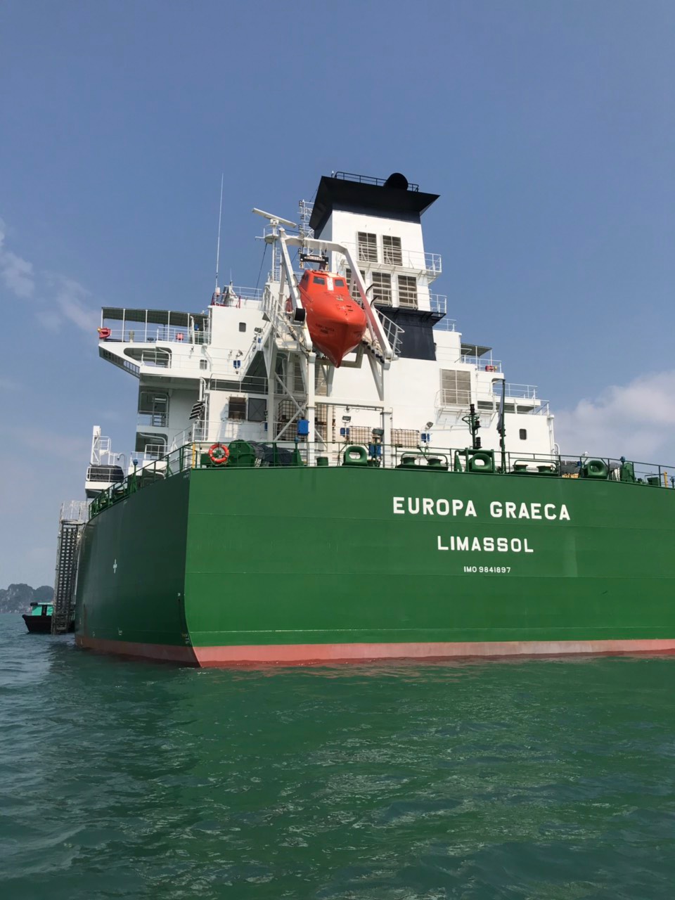 Tầu Europa Graeca tới vùng neo Hạ Lon