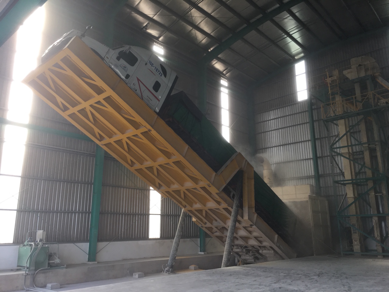 Hình ảnh xe XTH trả hàng tại nhà máy