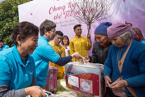Niềm vui Tết sớm với các cụ già trại phong