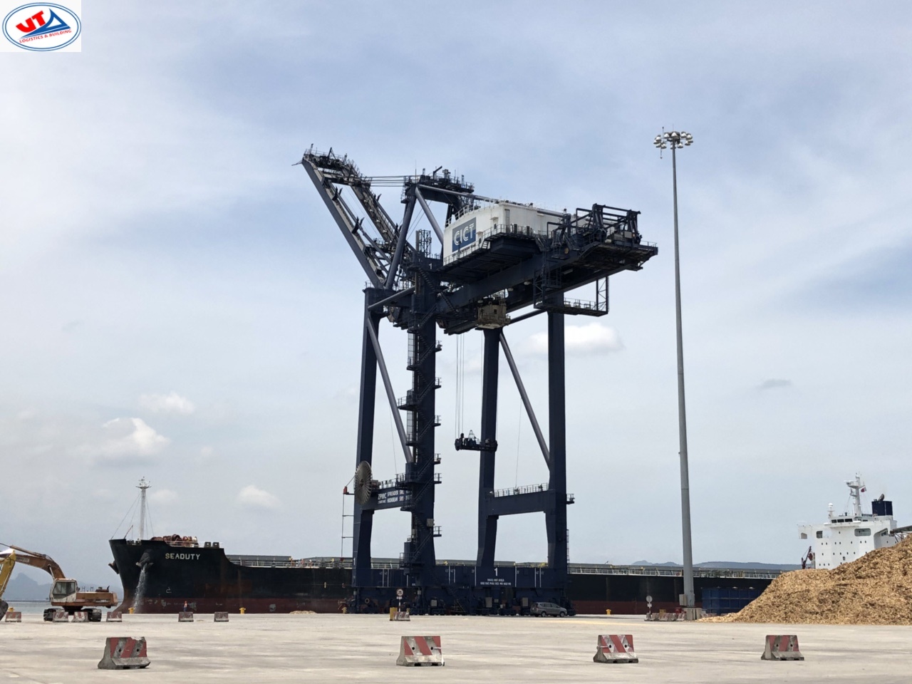 Tầu SEADUTY hàng ngô cập cảng CICT